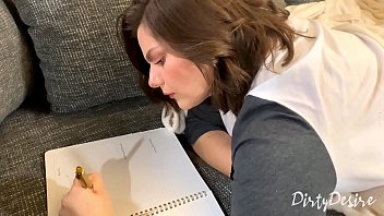 Девчоночка пишет с себя белье и трогает вагину
